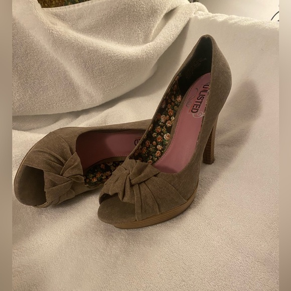 Size 8 heels. Cute as can be. - Picture 2 of 5